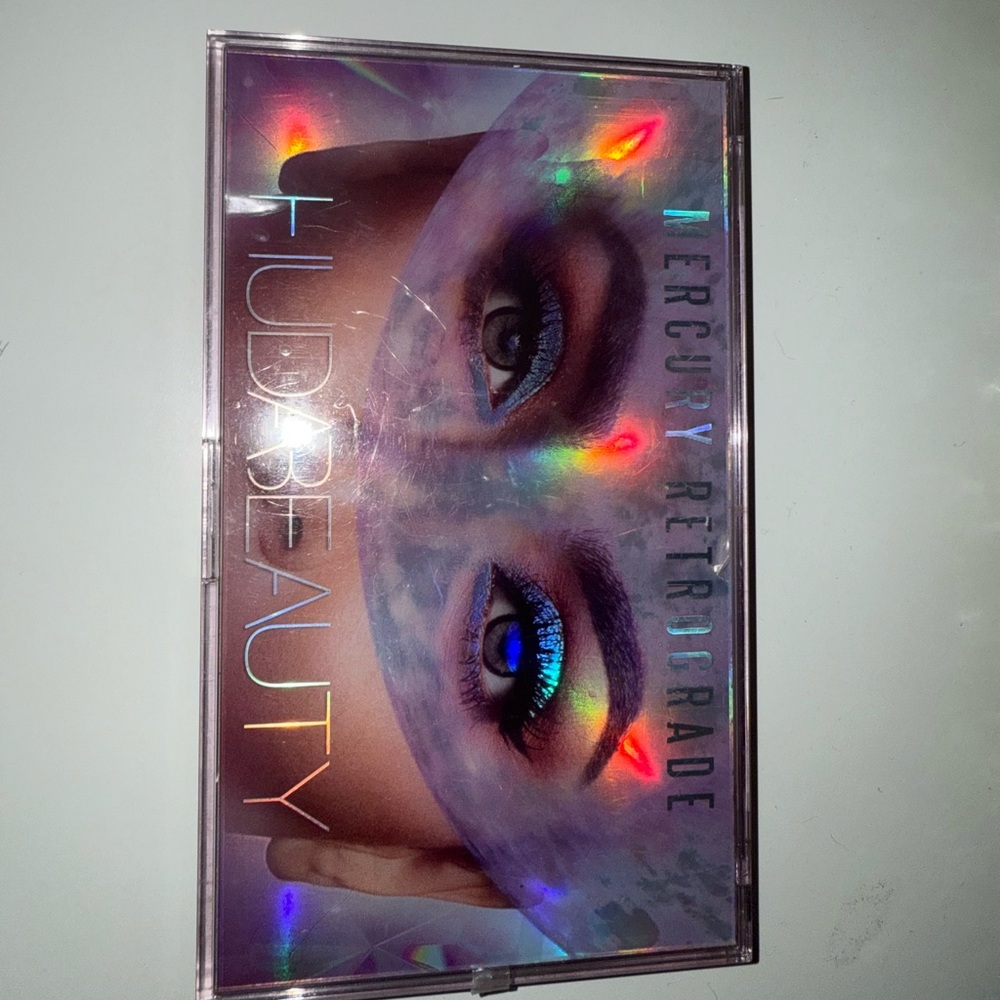 HUDA BEAUTY Vibrant Eyeshadow Palette